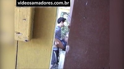 Voyeur verfilm jong paartjie fokken totdat hy videomateriaal ontdek